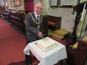 The Mayor cutting the cake